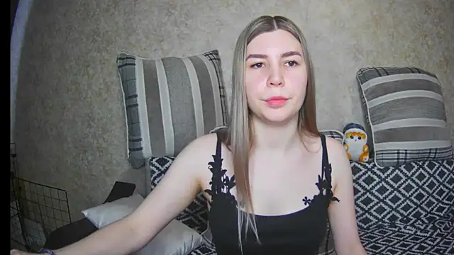 Snapshot of ElllaNuar chatting on 03/17/25, 04:40 ElllaNuar online show from 03/17/25, 04:40