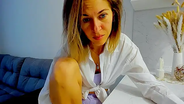 Snapshot of Mona_Cruz chatting on 01/13/25, 06:06 Mona Cruz online show from 01/13/25, 06:06