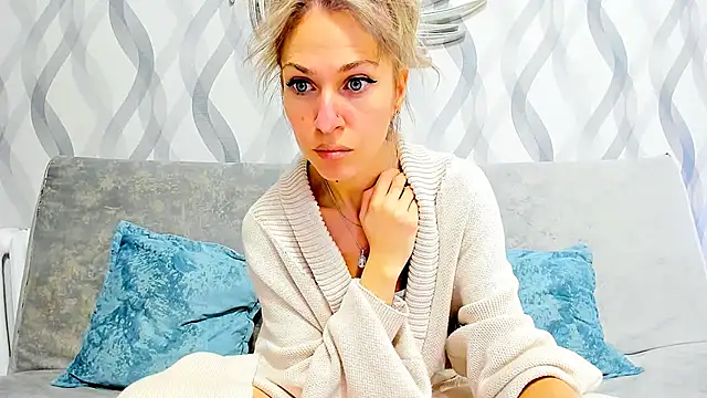 Snapshot of Mona_Cruz chatting on 02/16/25, 02:43 Mona Cruz online show from 02/16/25, 02:43