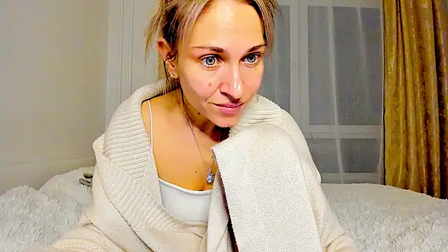 Snapshot of Mona_Cruz chatting on 03/17/25, 09:45 Mona Cruz online show from 03/17/25, 09:45