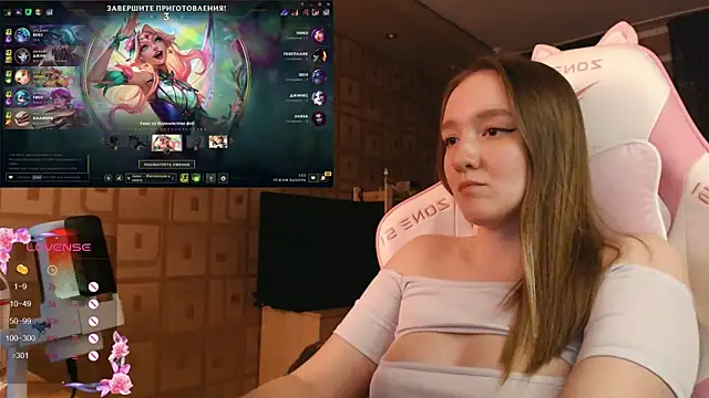 MoonlishSiren online show from 10/20/25, 09:04