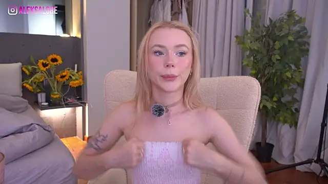 Snapshot of LexieLoree chatting on 07/12/26, 03:08 LexieLoree online show from 07/12/26, 03:08