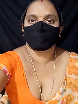 Snapshot of vintage-vibs chatting on 02/17/25, 05:53 vintage-vibs online show from 02/17/25, 05:53