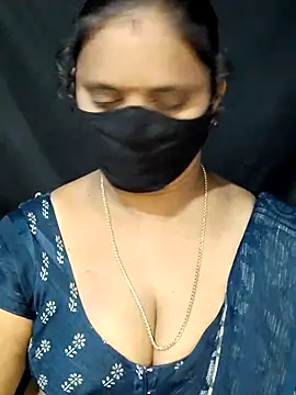 Snapshot of vintage-vibs chatting on 03/03/25, 04:03 vintage-vibs online show from 03/03/25, 04:03