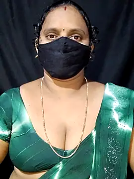 Snapshot of vintage-vibs chatting on 09/15/25, 06:19 vintage-vibs online show from 09/15/25, 06:19