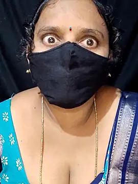 Snapshot of vintage-vibs chatting on 09/18/25, 06:21 vintage-vibs online show from 09/18/25, 06:21