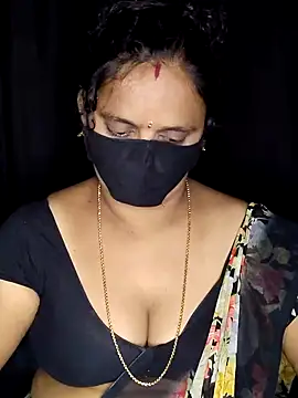 Snapshot of vintage-vibs chatting on 10/31/25, 05:41 vintage-vibs online show from 10/31/25, 05:41