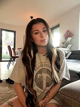 Mia-Minou online show from 11/25/25, 12:38