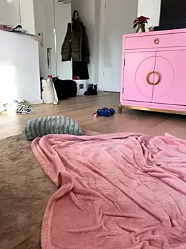 Mia-Minou online show from 11/27/25, 12:51