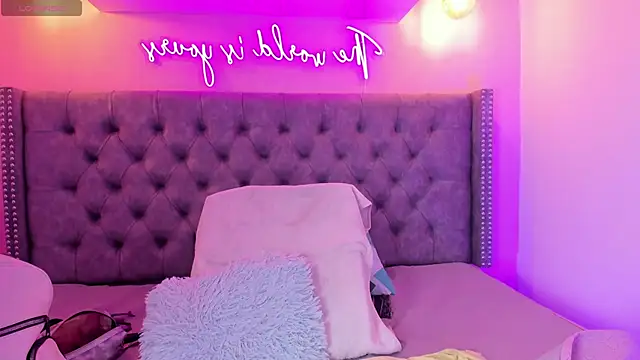 Mia thompson 19 online show from 10/30/25, 01:56