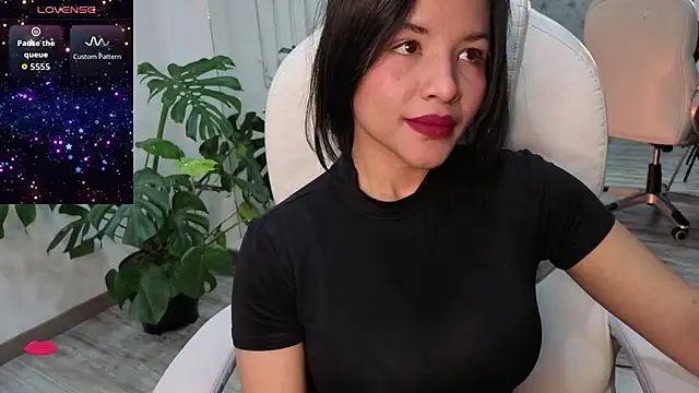 petite molly  online show from 12/05/25, 12:47