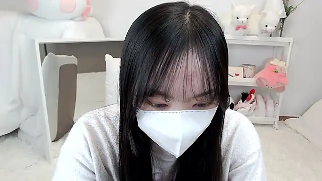 Snapshot of momo_room chatting on 04/17/26, 12:52 momo room online show from 04/17/26, 12:52