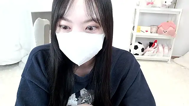 Snapshot of momo_room chatting on 04/25/26, 11:02 momo room online show from 04/25/26, 11:02
