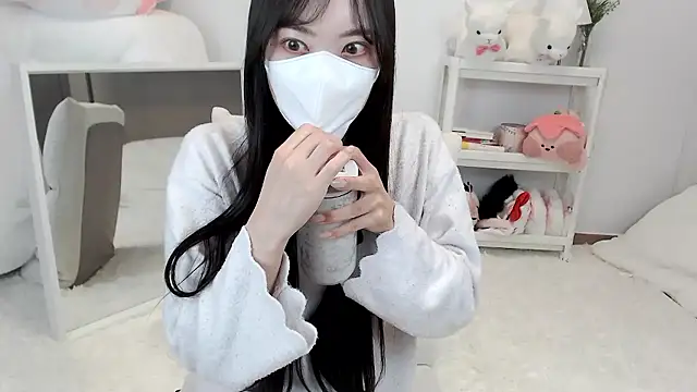 Snapshot of momo_room chatting on 05/05/26, 04:20 momo room online show from 05/05/26, 04:20