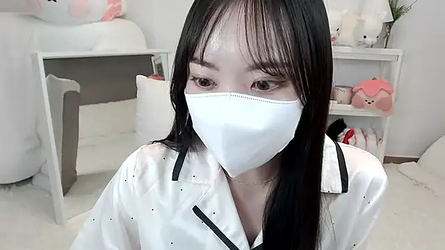 Snapshot of momo_room chatting on 05/15/26, 11:17 momo room online show from 05/15/26, 11:17