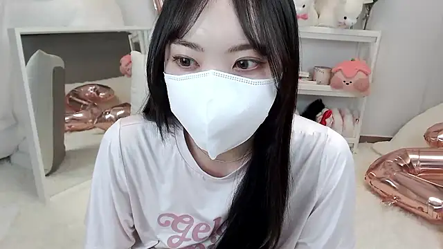 Snapshot of momo_room chatting on 05/24/26, 11:04 momo room online show from 05/24/26, 11:04