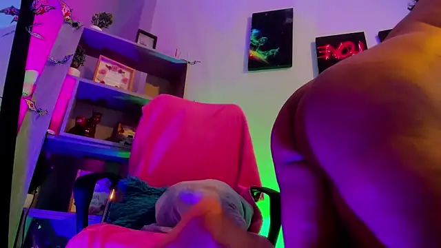 Snapshot of kuromi69 chatting on 10/15/25, 04:12 kuromi69 online show from 10/15/25, 04:12