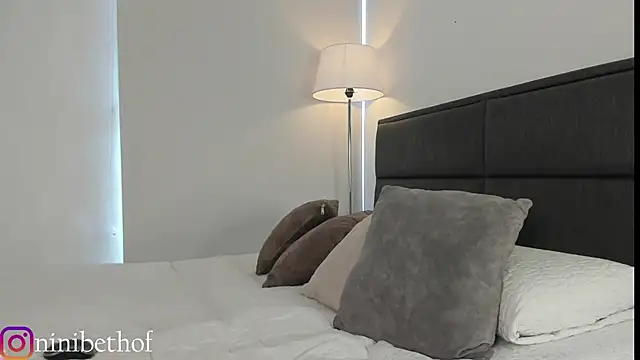 lady ni  online show from 12/22/24, 12:27