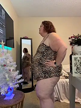 Snapshot of MsStrawbooty chatting on 12/17/25, 04:57 MsStrawbooty online show from 12/17/25, 04:57