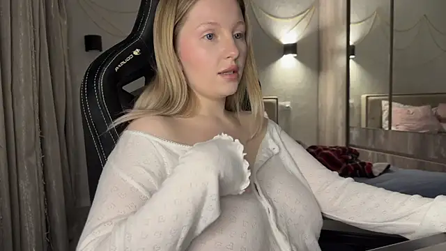 Snapshot of x_ivy_x chatting on 01/04/25, 03:49 x ivy x online show from 01/04/25, 03:49