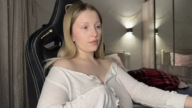 Snapshot of x_ivy_x chatting on 01/04/25, 06:51 x ivy x online show from 01/04/25, 06:51