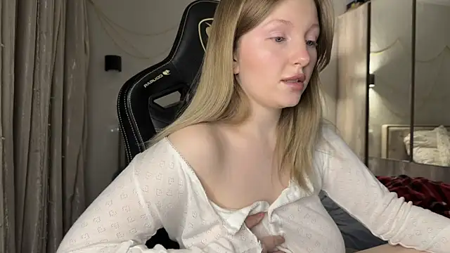 Snapshot of x_ivy_x chatting on 01/09/25, 04:06 x ivy x online show from 01/09/25, 04:06