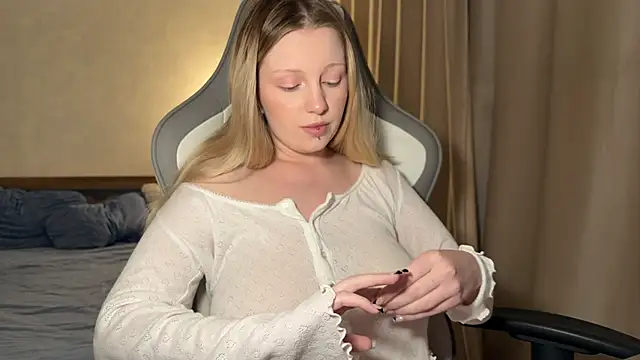 Snapshot of x_ivy_x chatting on 09/15/25, 05:35 x ivy x online show from 09/15/25, 05:35