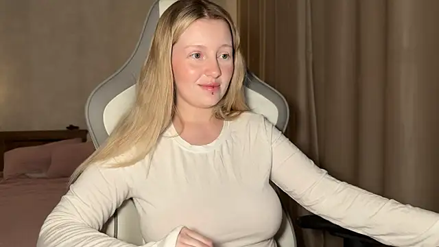 Snapshot of x_ivy_x chatting on 10/24/25, 04:47 x ivy x online show from 10/24/25, 04:47