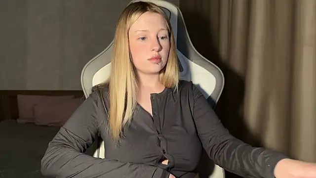 Snapshot of x_ivy_x chatting on 10/28/25, 05:15 x ivy x online show from 10/28/25, 05:15