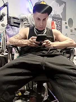 Snapshot of --D-a-D-D-y- chatting on 09/19/25, 02:18 --D-a-D-D-y- online show from 09/19/25, 02:18