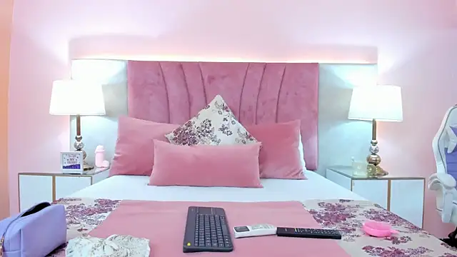 SophiaLaurens online show from 01/10/25, 01:20