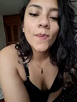 Snapshot of Thaliacooper_ chatting on 12/17/24, 07:04 Thaliacooper  online show from 12/17/24, 07:04