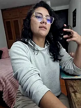 Snapshot of Thaliacooper_ chatting on 09/15/25, 12:21 Thaliacooper  online show from 09/15/25, 12:21