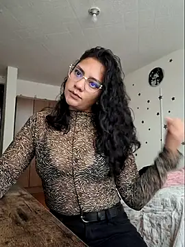 Snapshot of Thaliacooper_ chatting on 10/17/25, 06:43 Thaliacooper  online show from 10/17/25, 06:43
