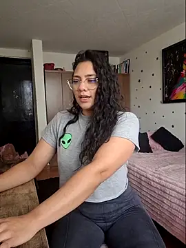 Snapshot of Thaliacooper_ chatting on 05/26/26, 04:58 Thaliacooper online show from 05/26/26, 04:58