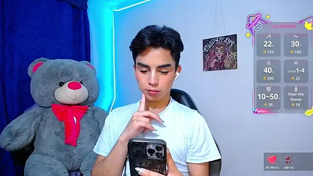 OwenBluee online show from 05/11/26, 05:35
