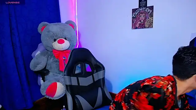 OwenBluee online show from 06/15/26, 06:04