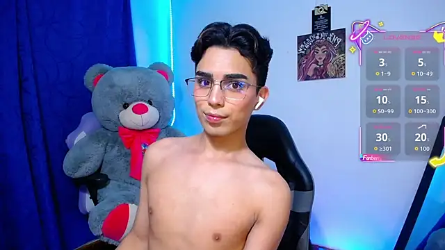 OwenBluee online show from 06/18/26, 06:24