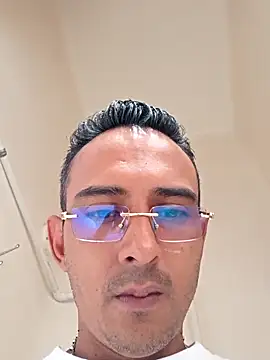 Snapshot of paisa233 chatting on 09/08/25, 04:28 paisa233 online show from 09/08/25, 04:28