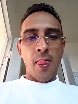 Snapshot of paisa233 chatting on 10/24/25, 02:35 paisa233 online show from 10/24/25, 02:35