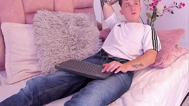 Dylanwhite23  online show from 02/24/25, 02:08