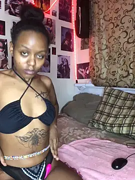 Snapshot of naughtybitches5 chatting on 02/14/25, 02:39 naughtybitches5 online show from 02/14/25, 02:39