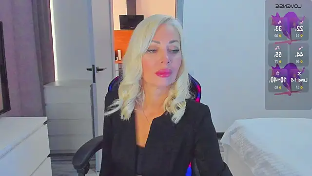 Snapshot of Miya_Kisss chatting on 10/25/25, 09:06 Miya Kisss online show from 10/25/25, 09:06