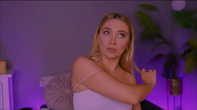 Snapshot of Jessielle chatting on 11/11/25, 02:06 Jessielle online show from 11/11/25, 02:06