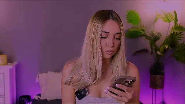 Snapshot of Jessielle chatting on 11/17/25, 10:21 Jessielle online show from 11/17/25, 10:21