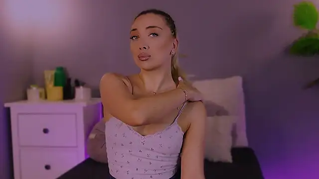 Snapshot of Jessielle chatting on 12/04/25, 04:22 Jessielle online show from 12/04/25, 04:22