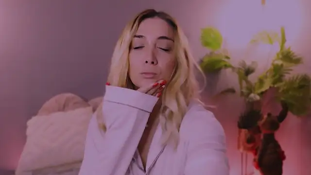 Snapshot of Jessielle chatting on 12/22/25, 10:01 Jessielle online show from 12/22/25, 10:01