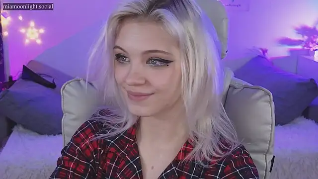 Snapshot of Moonlight_Mia chatting on 12/15/24, 07:31 Moonlight Mia online show from 12/15/24, 07:31