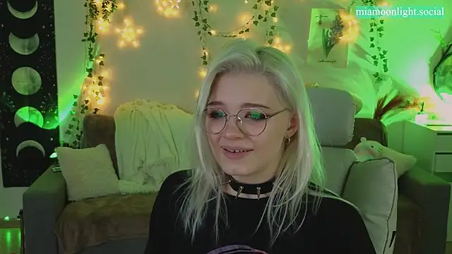 Snapshot of Moonlight_Mia chatting on 01/22/25, 06:31 Moonlight Mia online show from 01/22/25, 06:31