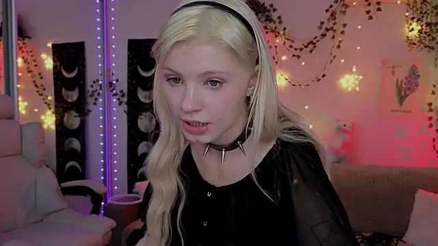 Snapshot of Moonlight_Mia chatting on 10/25/25, 11:21 Moonlight Mia online show from 10/25/25, 11:21